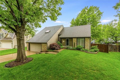 11522 Parkhill Street, Overland Park, KS 66210 - #: 2547724