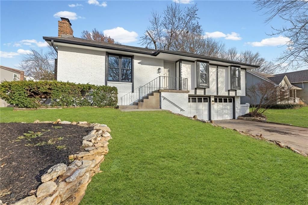 Photo of 3709 Grant Street, Lees Summit, MO 64064 (MLS # 2592344)