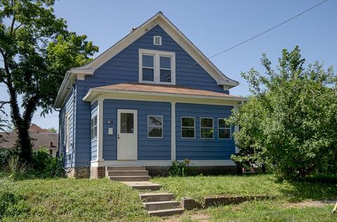 Photo of 2203 E 37 Street, Kansas City, MO 64109 (MLS # 2629029)