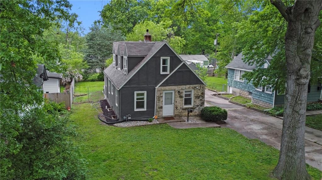 Photo of 8242 Belleview Avenue, Kansas City, MO 64114 (MLS # 2591950)