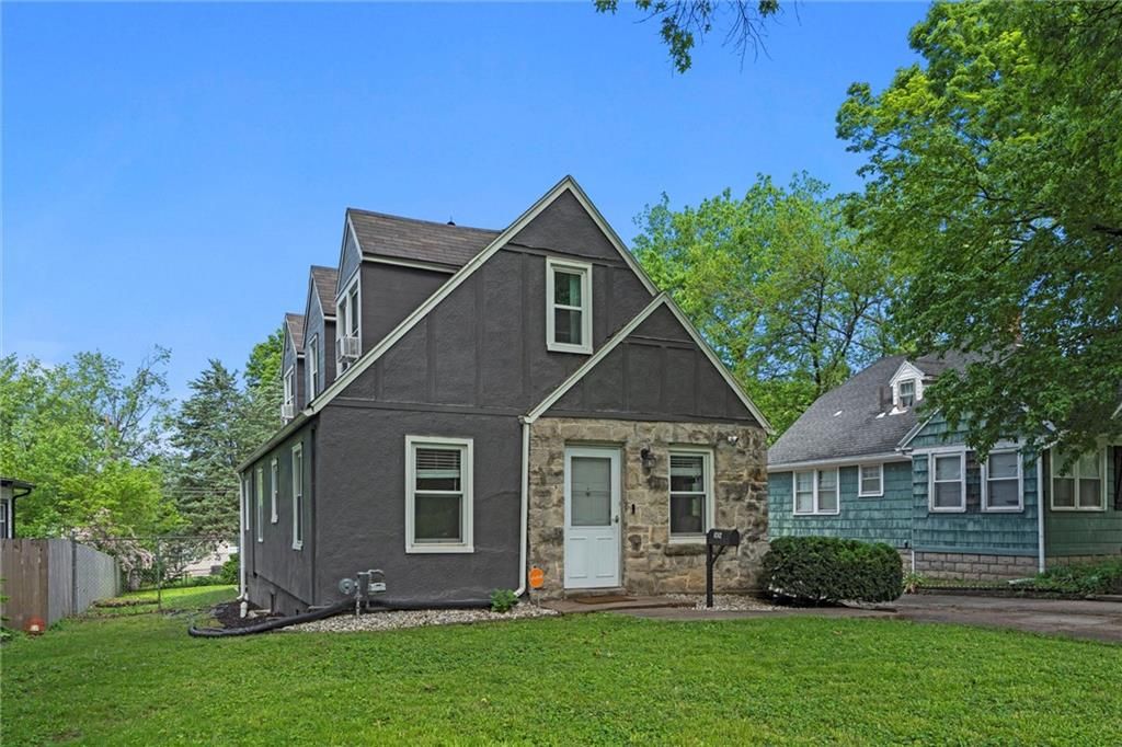 Photo of 8242 Belleview Avenue, Kansas City, MO 64114 (MLS # 2591950)