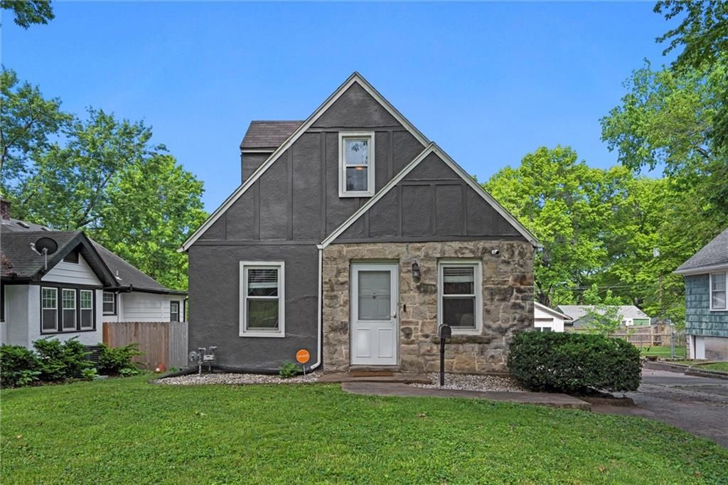 Photo of 8242 Belleview Avenue, Kansas City, MO 64114 (MLS # 2591950)