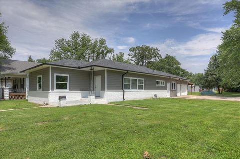 Photo of 702 W Kansas Street, Pittsburg, KS 66762 (MLS # 2583706) Photo of 702 W Kansas Street, Pittsburg, KS 66762 (MLS # 2583706)