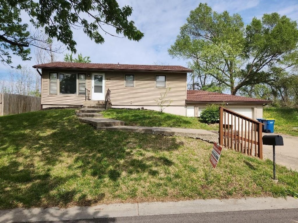 Photo of 913 S Missouri Street, Liberty, MO 64068 (MLS # 2583877)