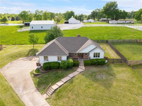 Photo of 1008 Remington Court, Lees Summit, MO 64086 (MLS # 2617896)