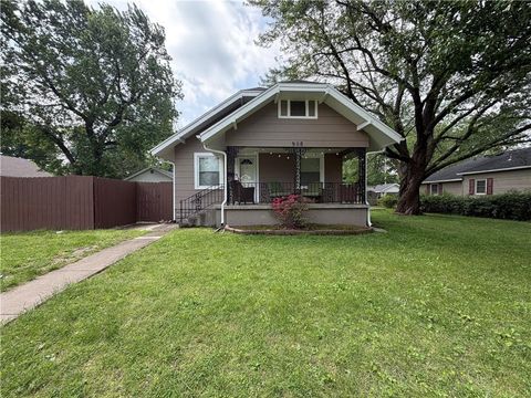 Photo of 908 E 10th Street, Pittsburg, KS 66762 (MLS # 2617014)