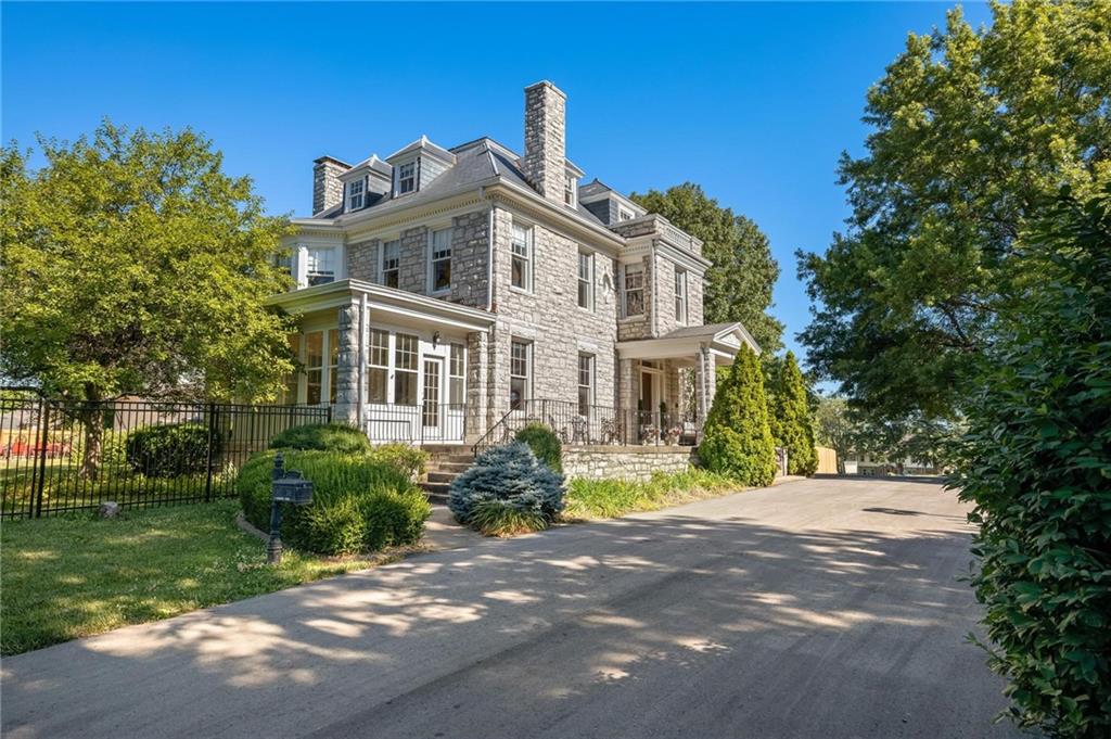 1 Hawthorne Place