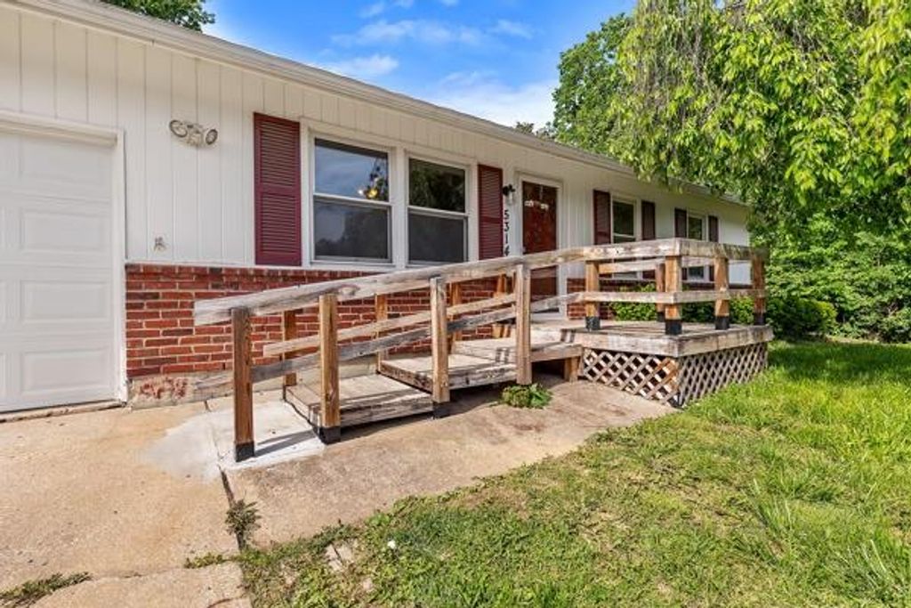 Photo of 5314 NE 44th Terrace, Kansas City, MO 64117 (MLS # 2617392)