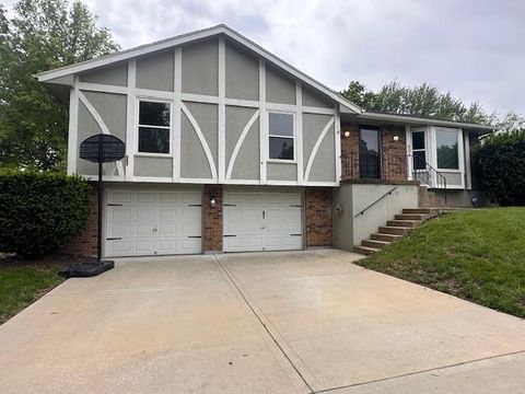 Photo of 504 NE Stonewall Drive, Blue Springs, MO 64014 (MLS # 2616786)