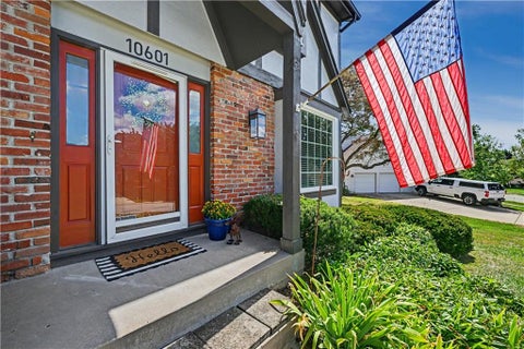 Photo of 10601 Barton Street, Overland Park, KS 66214 (MLS # 2640939)