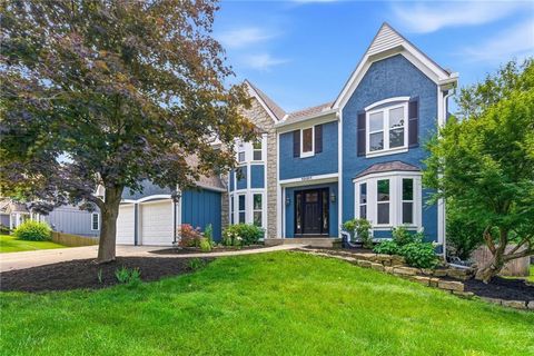 Photo of 10011 W 125th Terrace, Overland Park, KS 66213 (MLS # 2623794)