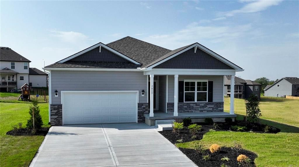 Photo of 304 Lake Meadows Drive, Smithville, MO 64089 (MLS # 2618733)