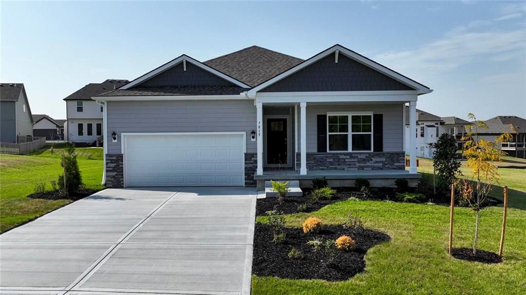 Photo of 304 Lake Meadows Drive, Smithville, MO 64089 (MLS # 2618733)