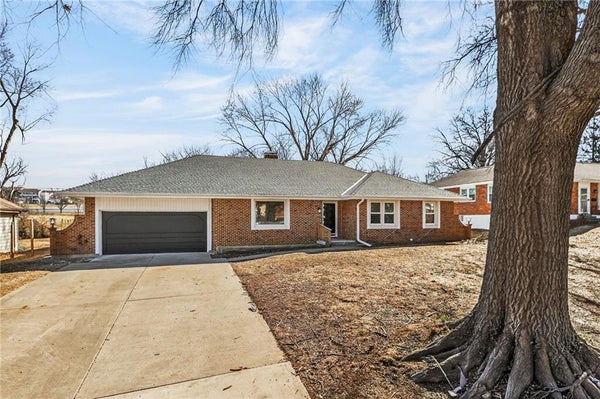10437 GRAND AVE, KANSAS CITY, MO 64114 - Image 12445a59934f5332e4af5acbf4e0748e/3962127321