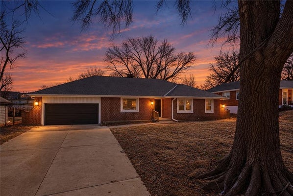 10437 GRAND AVE, KANSAS CITY, MO 64114 - Image 12445a59934f5332e4af5acbf4e0748e/53215306