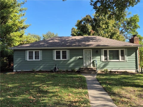 Photo of 1913 Grand Avenue, Leavenworth, KS 66048 (MLS # 2648461)