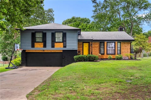 Photo of 11214 Grand Avenue, Kansas City, MO 64114 (MLS # 2636378)