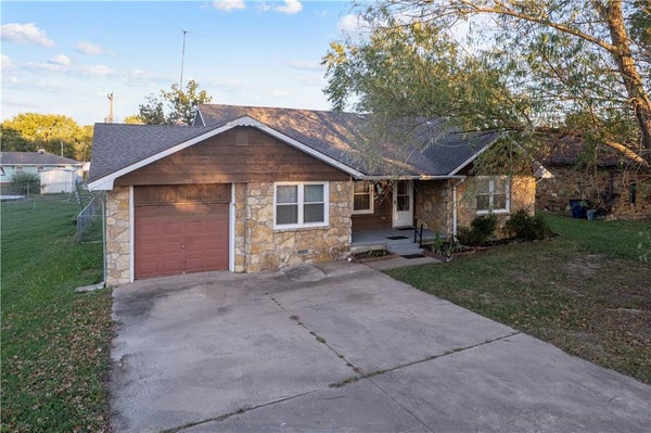 303 OVERLOOK DR, COFFEYVILLE, KS 67337 - Image 1283df8466f705f6b21acfcbd88dc619/449238197
