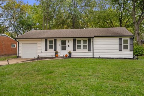 Photo of 5919 W 74th Street, Overland Park, KS 66204 (MLS # 2569660)