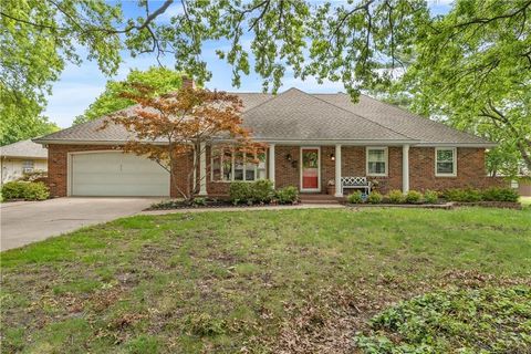 Photo of 513 NE Balboa Street, Lees Summit, MO 64063 (MLS # 2616826)