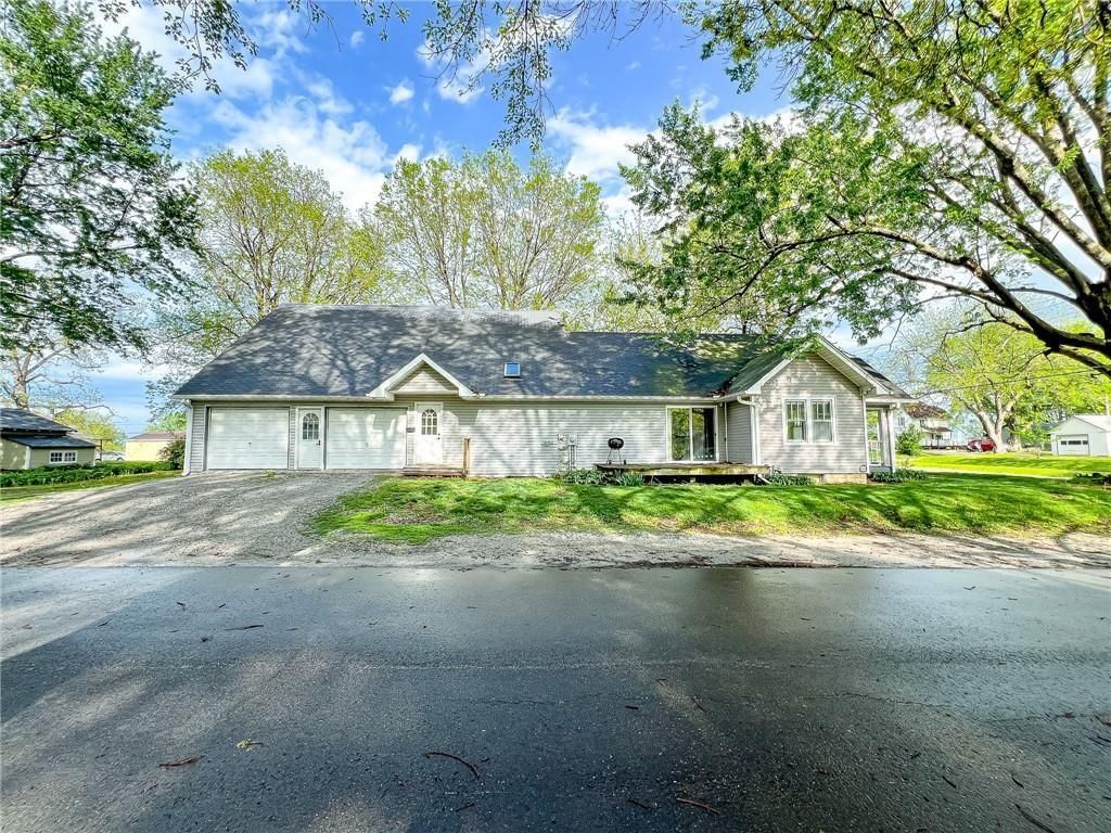 Photo of 419 W 12th Street, Maryville, MO 64468 (MLS # 2609007)