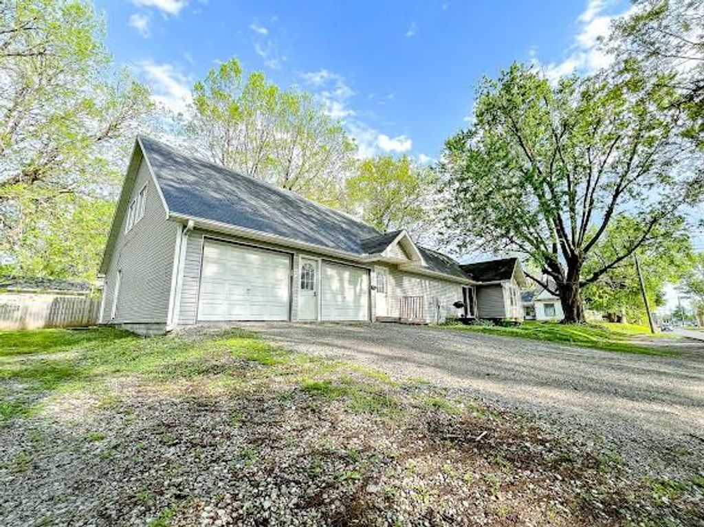 Photo of 419 W 12th Street, Maryville, MO 64468 (MLS # 2609007)
