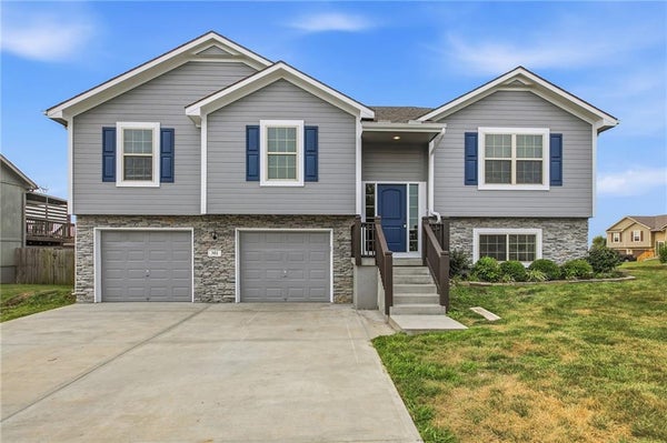301 NE 192ND TER, SMITHVILLE, MO 64089 - Image 1327bb451e757583f2cd7c8d83081460/9653350