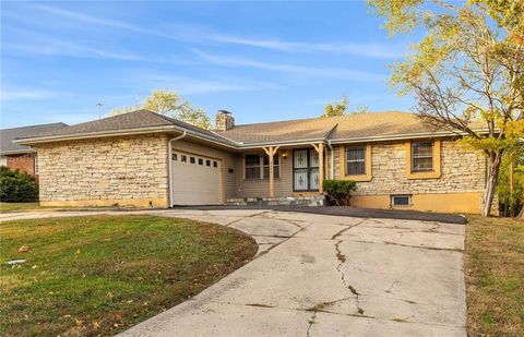 Photo of 4300 E 104TH Street, Kansas City, MO 64137 (MLS # 2586582)