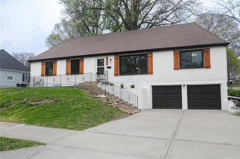 Photo of 4801 NE Sherwood Drive, Kansas City, MO 64119 (MLS # 2619857)