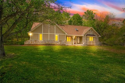 Photo of 3020 S Bradford Lane, Blue Springs, MO 64015 (MLS # 2614908)