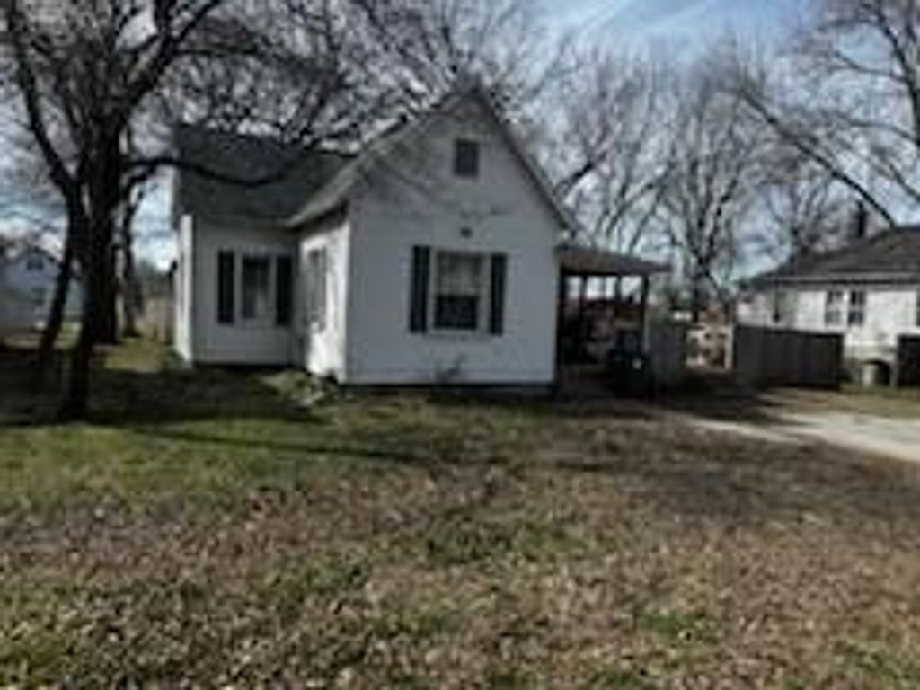 Photo of 1616 S Vermont Avenue, Sedalia, MO 65301 (MLS # 2608201)