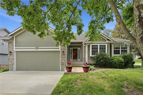 Photo of 1832 Stonewood Drive, Lees Summit, MO 64086 (MLS # 2628876)