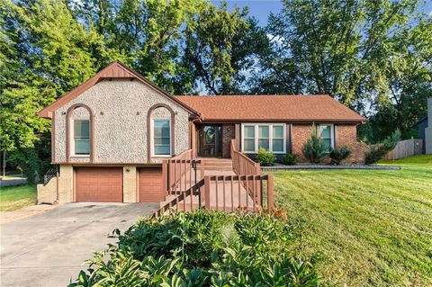 Photo of 403 Kingsley Avenue, Liberty, MO 64068 (MLS # 2630210)
