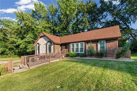 Tiny photo for 403 Kingsley Avenue, Liberty, MO 64068 (MLS # 2630210)