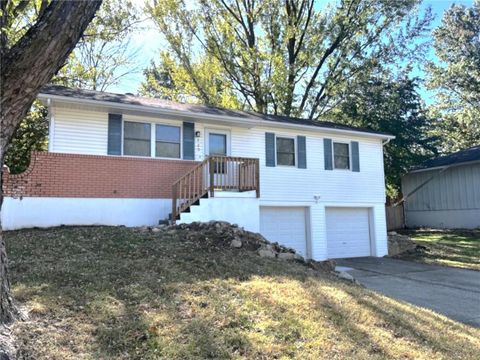 Photo of 220 SE Kings Cross Road, Blue Springs, MO 64014 (MLS # 2583744) Photo of 220 SE Kings Cross Road, Blue Springs, MO 64014 (MLS # 2583744)