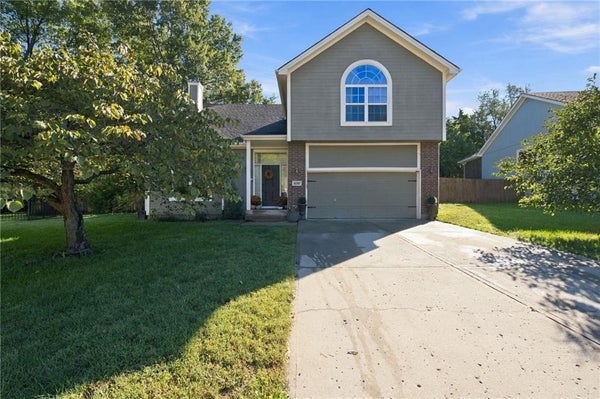 18207 ROLLINS DR, SMITHVILLE, MO 64089 - Image 1463c11f4e0f27477bbbe2ff5b2fb4de/2525344095