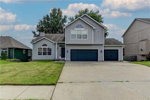 Photo of 411 Shannon Avenue, Smithville, MO 64089 (MLS # 2639136)