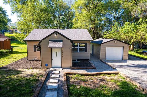 Photo of 2506 Oak Street, St Joseph, MO 64503 (MLS # 2617795)