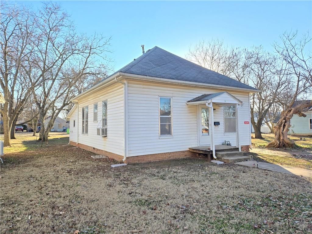 Photo of 329 W 1st Street, Cherryvale, KS 67335 (MLS # 2592121)