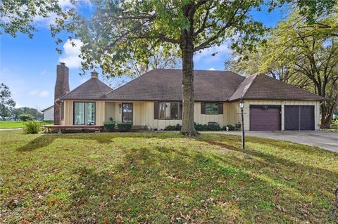 Photo of 17 Lakeridge Road, Garnett, KS 66032 (MLS # 2648373)