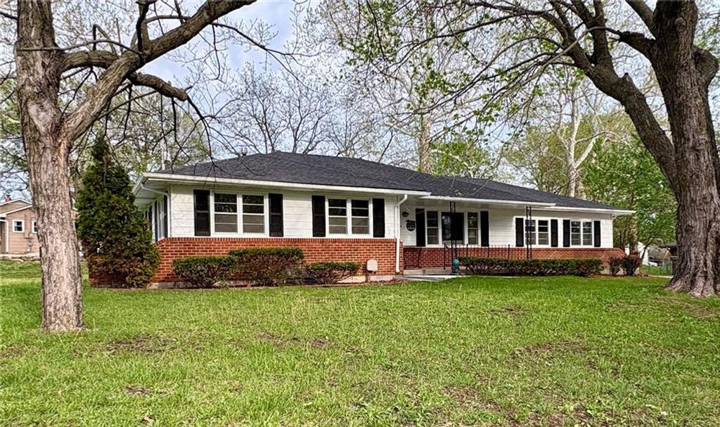 Photo of 401 James Street, Harrisonville, MO 64701 (MLS # 2614949)