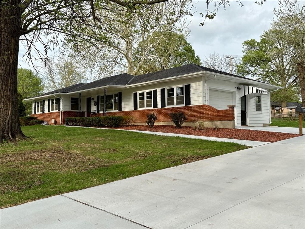 Photo of 401 James Street, Harrisonville, MO 64701 (MLS # 2614949)