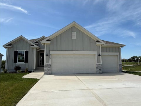 Photo of 9810 N Laurel Avenue, Kansas City, MO 64157 (MLS # 2627964)