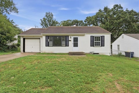 Photo of 909 E 100th Terrace, Kansas City, MO 64131 (MLS # 2645079)