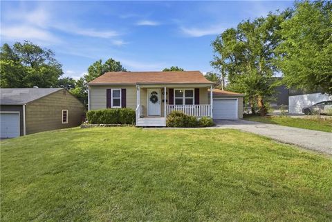 Photo of 418 W 87th Terrace, Kansas City, MO 64114 (MLS # 2618586)