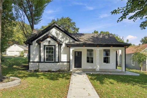 Photo of 614 Spruce Street, Leavenworth, KS 66048 (MLS # 2645690)