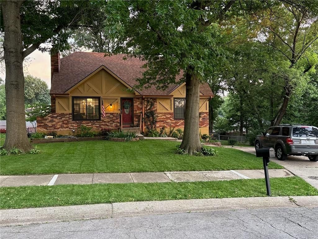 Photo of 1905 NE 80th Street, Kansas City, MO 64118 (MLS # 2608015)