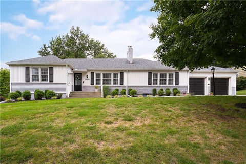 Photo of 10004 Holly Street, Kansas City, MO 64114 (MLS # 2644047)