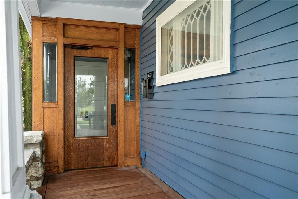 4033 WARWICK Boulevard