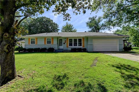 Photo of 512 NW Lakeview Road, Blue Springs, MO 64014 (MLS # 2637837)